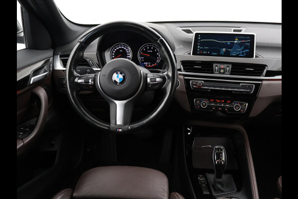 BMW X1 sDrive20i 192 PK AUT. + TREKHAAK | PANORAMA | SPORTSTOELEN LEDER | HEAD-UP | CAMERA | STOELVERWARMING