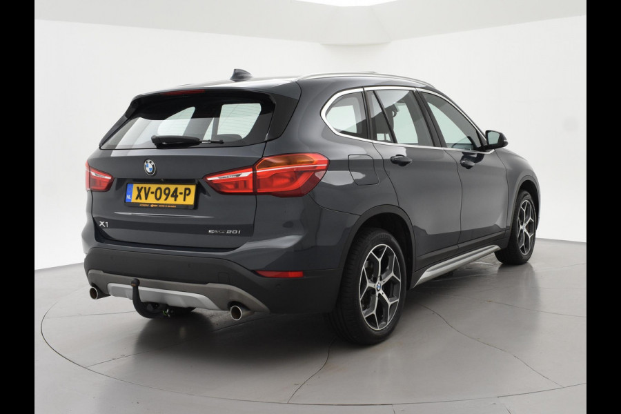 BMW X1 sDrive20i 192 PK AUT. + TREKHAAK | PANORAMA | SPORTSTOELEN LEDER | HEAD-UP | CAMERA | STOELVERWARMING