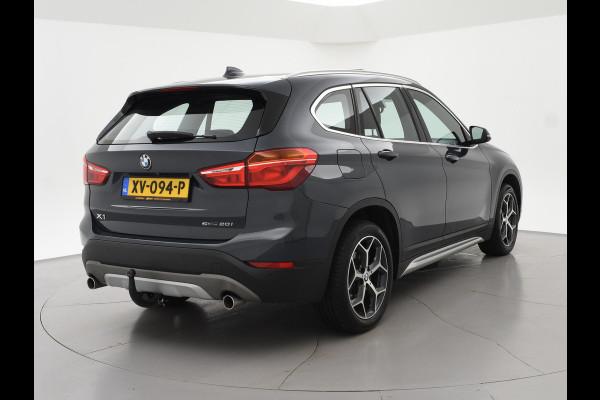 BMW X1 sDrive20i 192 PK AUT. + TREKHAAK | PANORAMA | SPORTSTOELEN LEDER | HEAD-UP | CAMERA | STOELVERWARMING