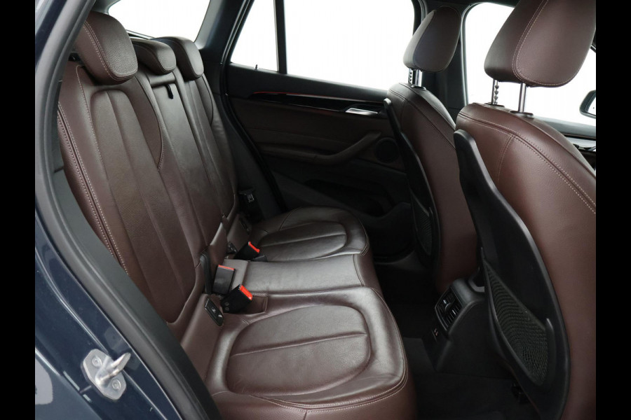 BMW X1 sDrive20i 192 PK AUT. + TREKHAAK | PANORAMA | SPORTSTOELEN LEDER | HEAD-UP | CAMERA | STOELVERWARMING