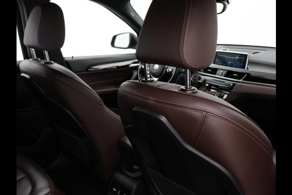 BMW X1 sDrive20i 192 PK AUT. + TREKHAAK | PANORAMA | SPORTSTOELEN LEDER | HEAD-UP | CAMERA | STOELVERWARMING