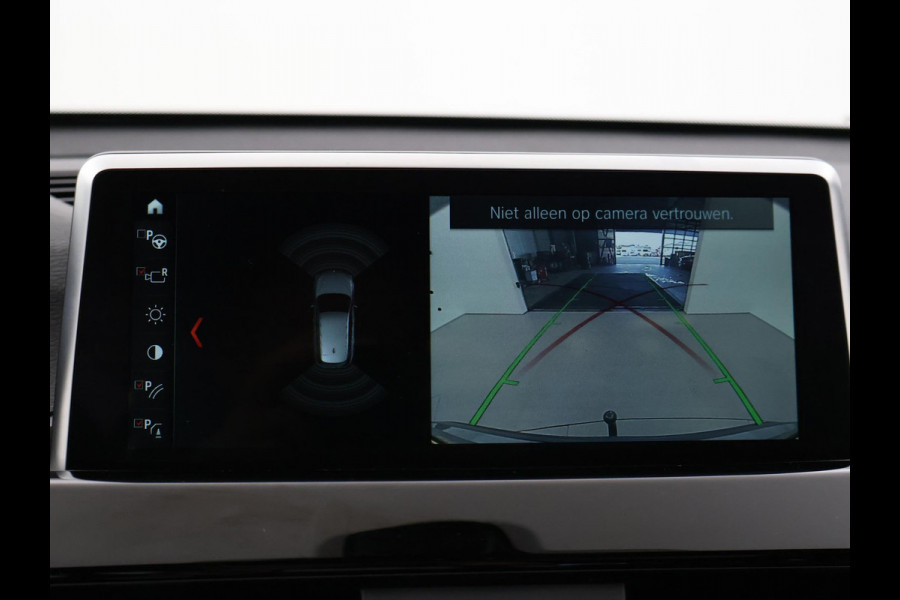 BMW X1 sDrive20i 192 PK AUT. + TREKHAAK | PANORAMA | SPORTSTOELEN LEDER | HEAD-UP | CAMERA | STOELVERWARMING