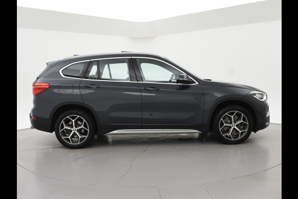 BMW X1 sDrive20i 192 PK AUT. + TREKHAAK | PANORAMA | SPORTSTOELEN LEDER | HEAD-UP | CAMERA | STOELVERWARMING