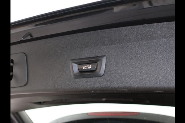 BMW X1 sDrive20i 192 PK AUT. + TREKHAAK | PANORAMA | SPORTSTOELEN LEDER | HEAD-UP | CAMERA | STOELVERWARMING