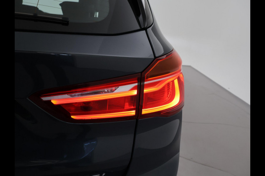 BMW X1 sDrive20i 192 PK AUT. + TREKHAAK | PANORAMA | SPORTSTOELEN LEDER | HEAD-UP | CAMERA | STOELVERWARMING