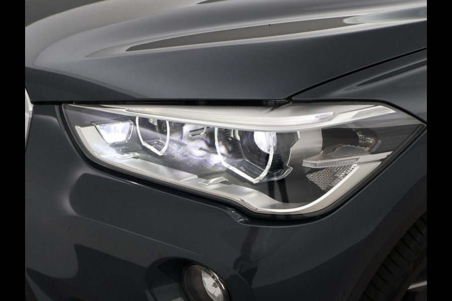BMW X1 sDrive20i 192 PK AUT. + TREKHAAK | PANORAMA | SPORTSTOELEN LEDER | HEAD-UP | CAMERA | STOELVERWARMING