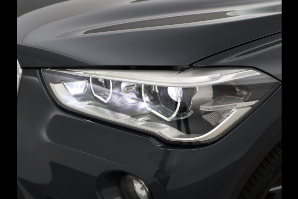 BMW X1 sDrive20i 192 PK AUT. + TREKHAAK | PANORAMA | SPORTSTOELEN LEDER | HEAD-UP | CAMERA | STOELVERWARMING
