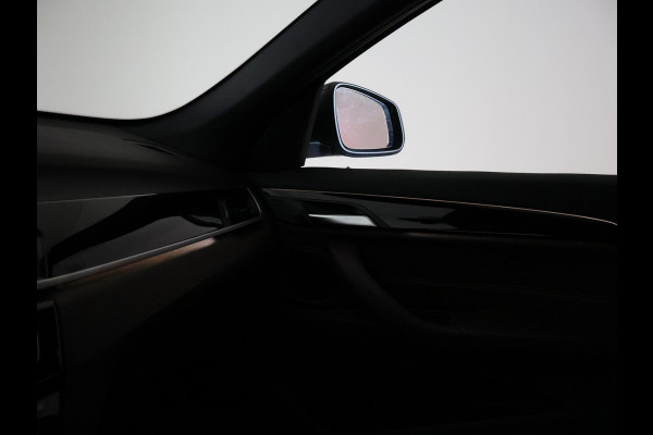 BMW X1 sDrive20i 192 PK AUT. + TREKHAAK | PANORAMA | SPORTSTOELEN LEDER | HEAD-UP | CAMERA | STOELVERWARMING