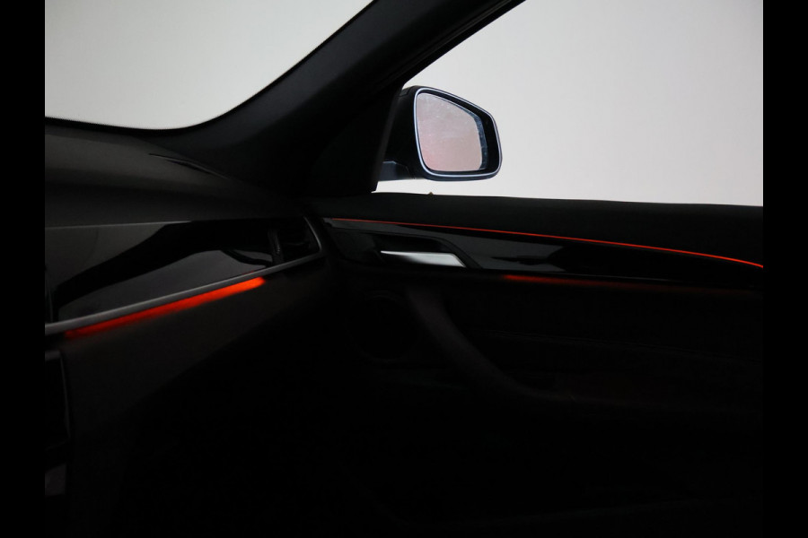 BMW X1 sDrive20i 192 PK AUT. + TREKHAAK | PANORAMA | SPORTSTOELEN LEDER | HEAD-UP | CAMERA | STOELVERWARMING