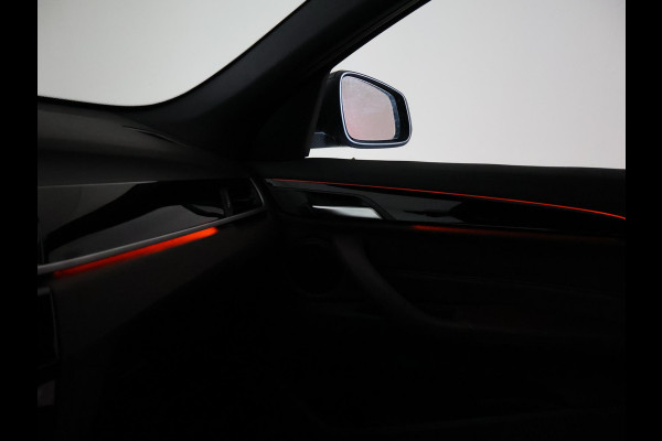 BMW X1 sDrive20i 192 PK AUT. + TREKHAAK | PANORAMA | SPORTSTOELEN LEDER | HEAD-UP | CAMERA | STOELVERWARMING