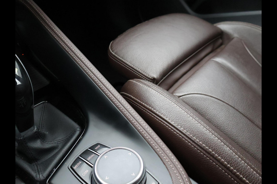 BMW X1 sDrive20i 192 PK AUT. + TREKHAAK | PANORAMA | SPORTSTOELEN LEDER | HEAD-UP | CAMERA | STOELVERWARMING