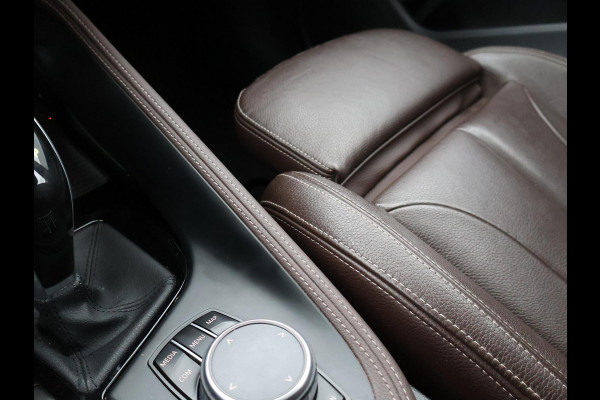 BMW X1 sDrive20i 192 PK AUT. + TREKHAAK | PANORAMA | SPORTSTOELEN LEDER | HEAD-UP | CAMERA | STOELVERWARMING