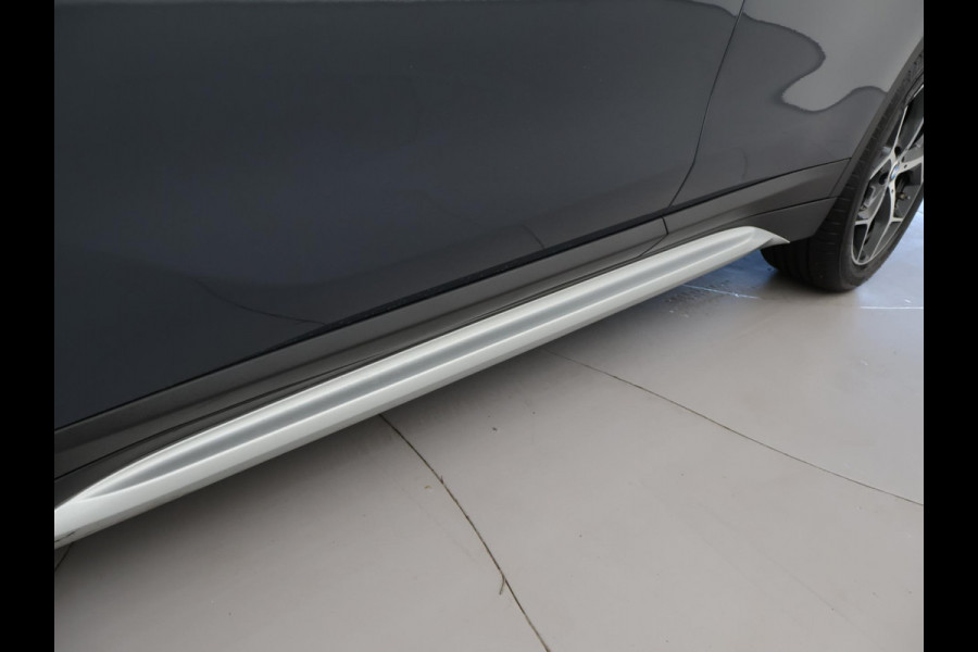 BMW X1 sDrive20i 192 PK AUT. + TREKHAAK | PANORAMA | SPORTSTOELEN LEDER | HEAD-UP | CAMERA | STOELVERWARMING