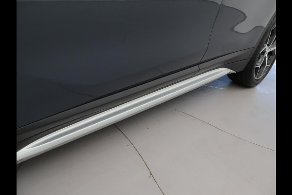 BMW X1 sDrive20i 192 PK AUT. + TREKHAAK | PANORAMA | SPORTSTOELEN LEDER | HEAD-UP | CAMERA | STOELVERWARMING