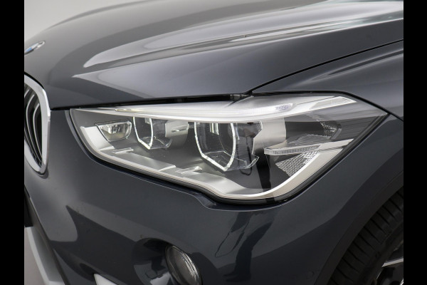 BMW X1 sDrive20i 192 PK AUT. + TREKHAAK | PANORAMA | SPORTSTOELEN LEDER | HEAD-UP | CAMERA | STOELVERWARMING