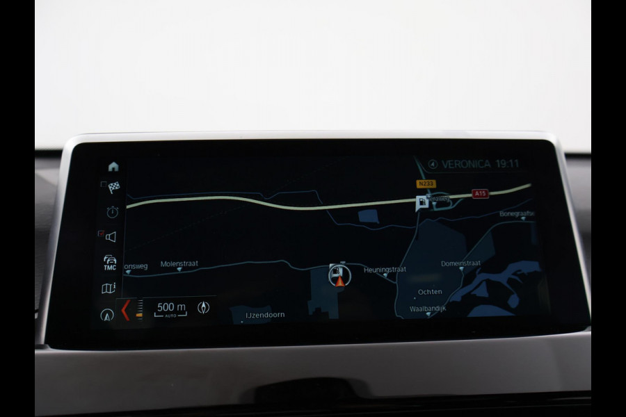 BMW X1 sDrive20i 192 PK AUT. + TREKHAAK | PANORAMA | SPORTSTOELEN LEDER | HEAD-UP | CAMERA | STOELVERWARMING