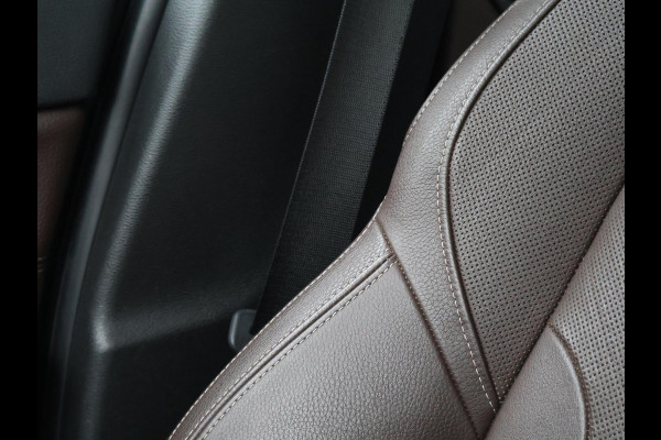 BMW X1 sDrive20i 192 PK AUT. + TREKHAAK | PANORAMA | SPORTSTOELEN LEDER | HEAD-UP | CAMERA | STOELVERWARMING