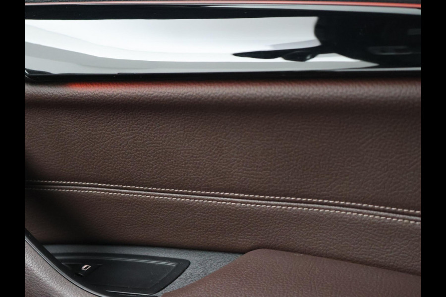 BMW X1 sDrive20i 192 PK AUT. + TREKHAAK | PANORAMA | SPORTSTOELEN LEDER | HEAD-UP | CAMERA | STOELVERWARMING