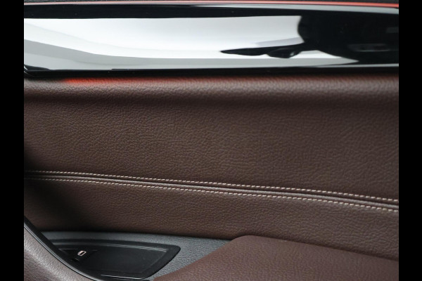 BMW X1 sDrive20i 192 PK AUT. + TREKHAAK | PANORAMA | SPORTSTOELEN LEDER | HEAD-UP | CAMERA | STOELVERWARMING