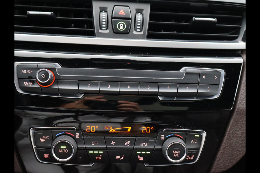 BMW X1 sDrive20i 192 PK AUT. + TREKHAAK | PANORAMA | SPORTSTOELEN LEDER | HEAD-UP | CAMERA | STOELVERWARMING