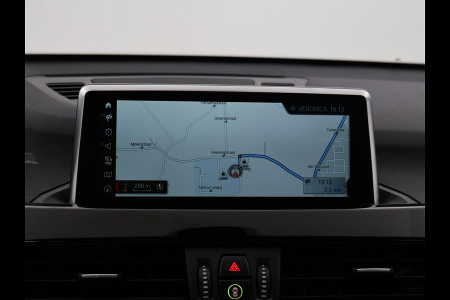 BMW X1 sDrive20i 192 PK AUT. + TREKHAAK | PANORAMA | SPORTSTOELEN LEDER | HEAD-UP | CAMERA | STOELVERWARMING