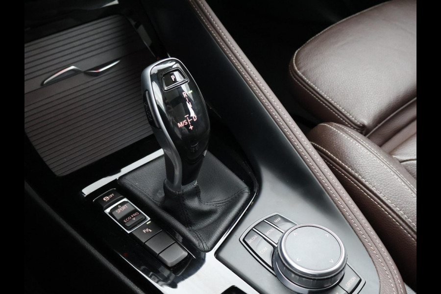 BMW X1 sDrive20i 192 PK AUT. + TREKHAAK | PANORAMA | SPORTSTOELEN LEDER | HEAD-UP | CAMERA | STOELVERWARMING