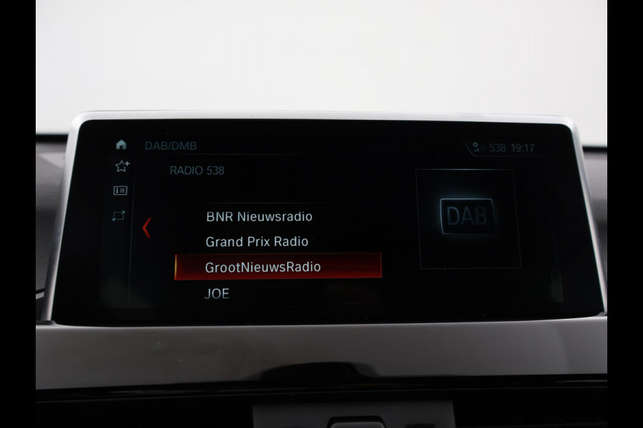 BMW X1 sDrive20i 192 PK AUT. + TREKHAAK | PANORAMA | SPORTSTOELEN LEDER | HEAD-UP | CAMERA | STOELVERWARMING