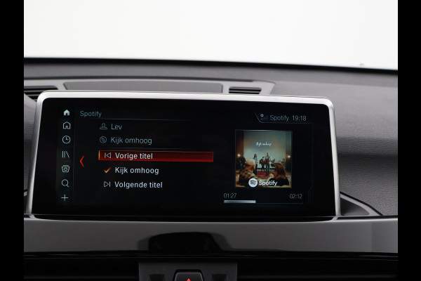 BMW X1 sDrive20i 192 PK AUT. + TREKHAAK | PANORAMA | SPORTSTOELEN LEDER | HEAD-UP | CAMERA | STOELVERWARMING