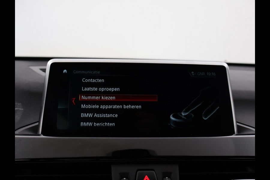 BMW X1 sDrive20i 192 PK AUT. + TREKHAAK | PANORAMA | SPORTSTOELEN LEDER | HEAD-UP | CAMERA | STOELVERWARMING