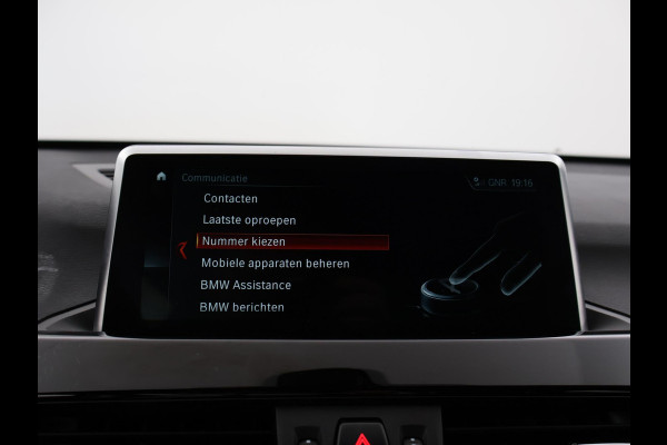 BMW X1 sDrive20i 192 PK AUT. + TREKHAAK | PANORAMA | SPORTSTOELEN LEDER | HEAD-UP | CAMERA | STOELVERWARMING