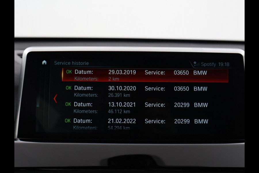 BMW X1 sDrive20i 192 PK AUT. + TREKHAAK | PANORAMA | SPORTSTOELEN LEDER | HEAD-UP | CAMERA | STOELVERWARMING