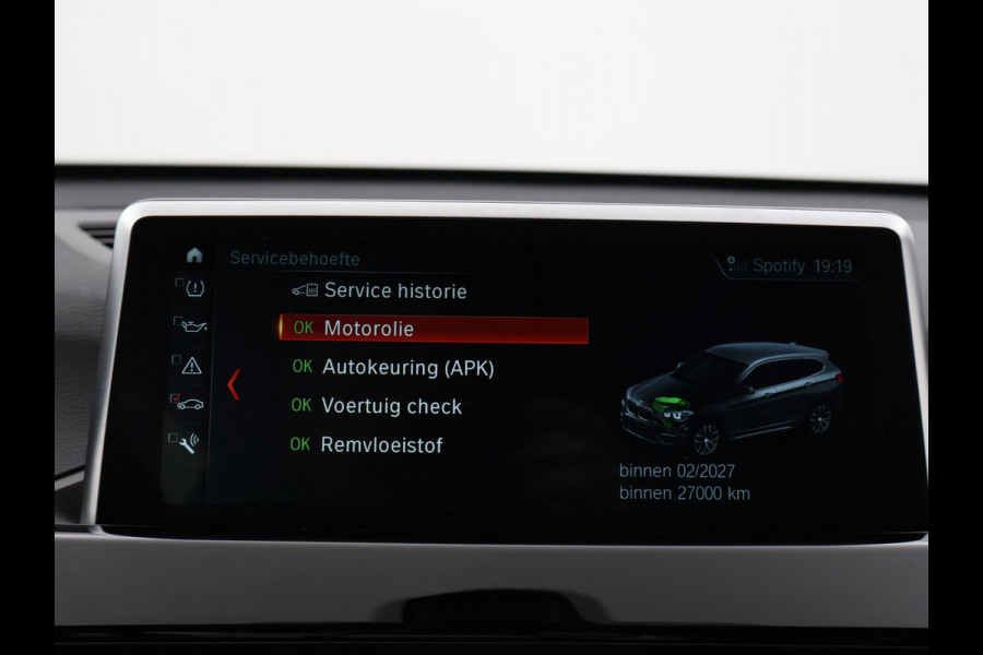 BMW X1 sDrive20i 192 PK AUT. + TREKHAAK | PANORAMA | SPORTSTOELEN LEDER | HEAD-UP | CAMERA | STOELVERWARMING