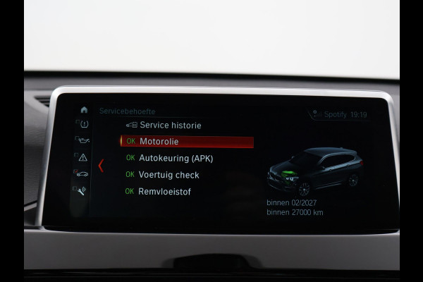 BMW X1 sDrive20i 192 PK AUT. + TREKHAAK | PANORAMA | SPORTSTOELEN LEDER | HEAD-UP | CAMERA | STOELVERWARMING