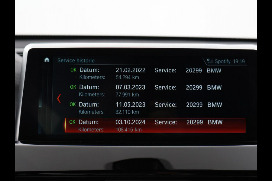 BMW X1 sDrive20i 192 PK AUT. + TREKHAAK | PANORAMA | SPORTSTOELEN LEDER | HEAD-UP | CAMERA | STOELVERWARMING