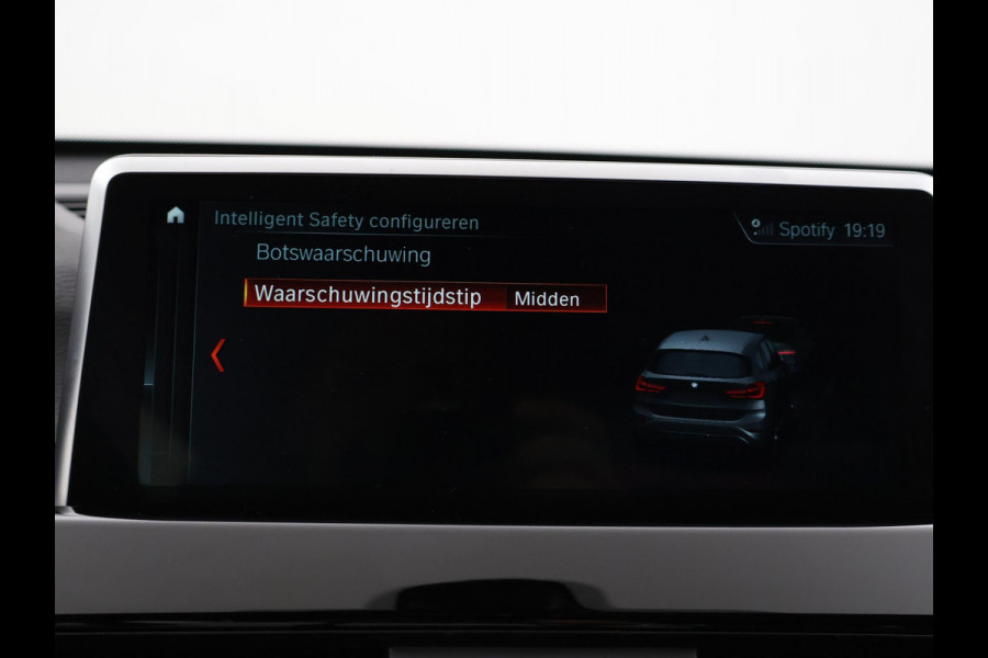 BMW X1 sDrive20i 192 PK AUT. + TREKHAAK | PANORAMA | SPORTSTOELEN LEDER | HEAD-UP | CAMERA | STOELVERWARMING