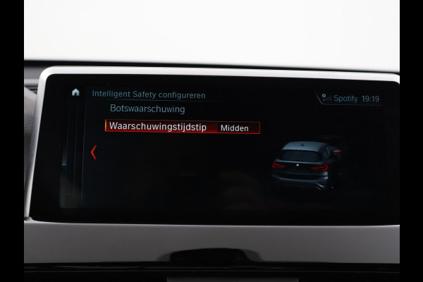 BMW X1 sDrive20i 192 PK AUT. + TREKHAAK | PANORAMA | SPORTSTOELEN LEDER | HEAD-UP | CAMERA | STOELVERWARMING