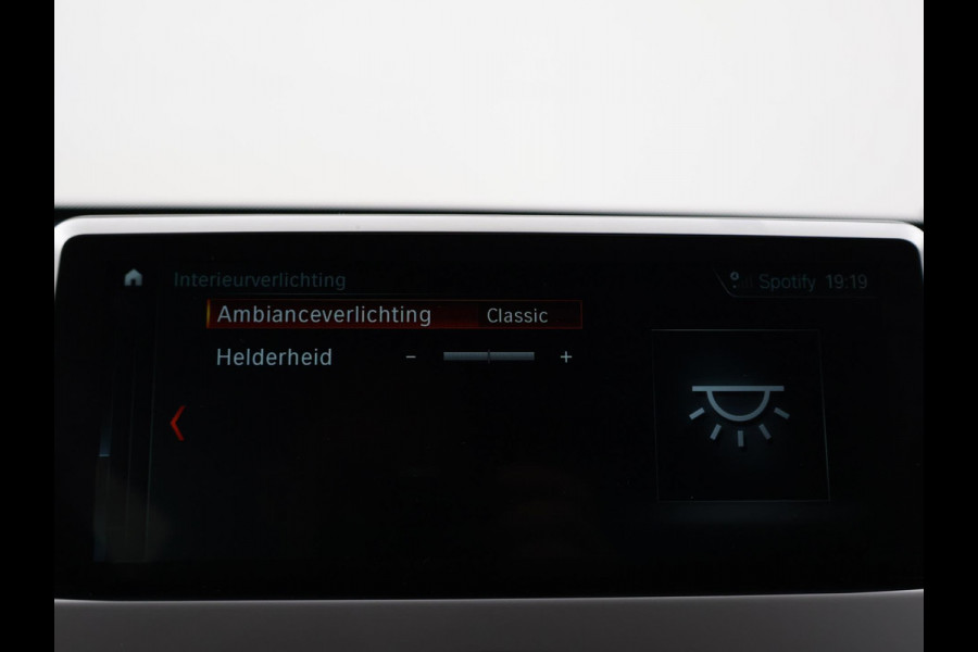 BMW X1 sDrive20i 192 PK AUT. + TREKHAAK | PANORAMA | SPORTSTOELEN LEDER | HEAD-UP | CAMERA | STOELVERWARMING