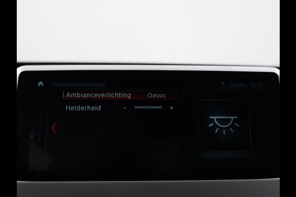 BMW X1 sDrive20i 192 PK AUT. + TREKHAAK | PANORAMA | SPORTSTOELEN LEDER | HEAD-UP | CAMERA | STOELVERWARMING