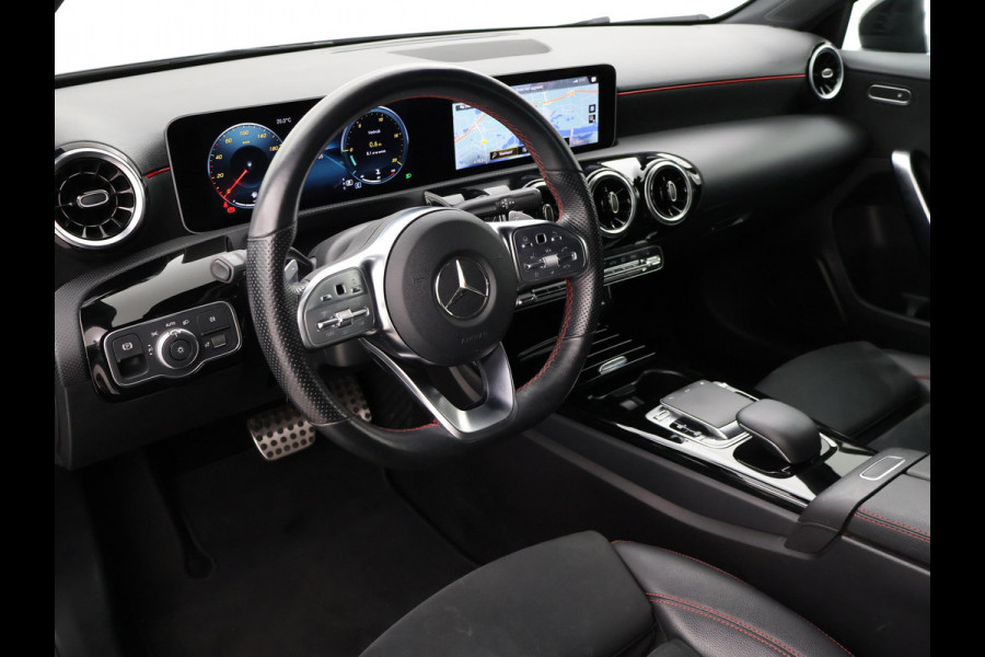 Mercedes-Benz A-Klasse 200 163 PK AUT. AMG NIGHT + PANORAMA | CAMERA | STOELVERW. | WIDESCREEN MBUX