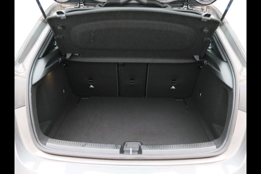Mercedes-Benz A-Klasse 180 Business Solution AMG AMG Line | Achteruitrijcamera | Apple CarPlay | Spiegelpakket | Dodehoekassistent. Inclusief 48 maanden Mercedes-Benz Certified garantie voor Europa.