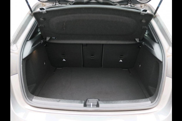 Mercedes-Benz A-Klasse 180 Business Solution AMG AMG Line | Achteruitrijcamera | Apple CarPlay | Spiegelpakket | Dodehoekassistent. Inclusief 48 maanden Mercedes-Benz Certified garantie voor Europa.