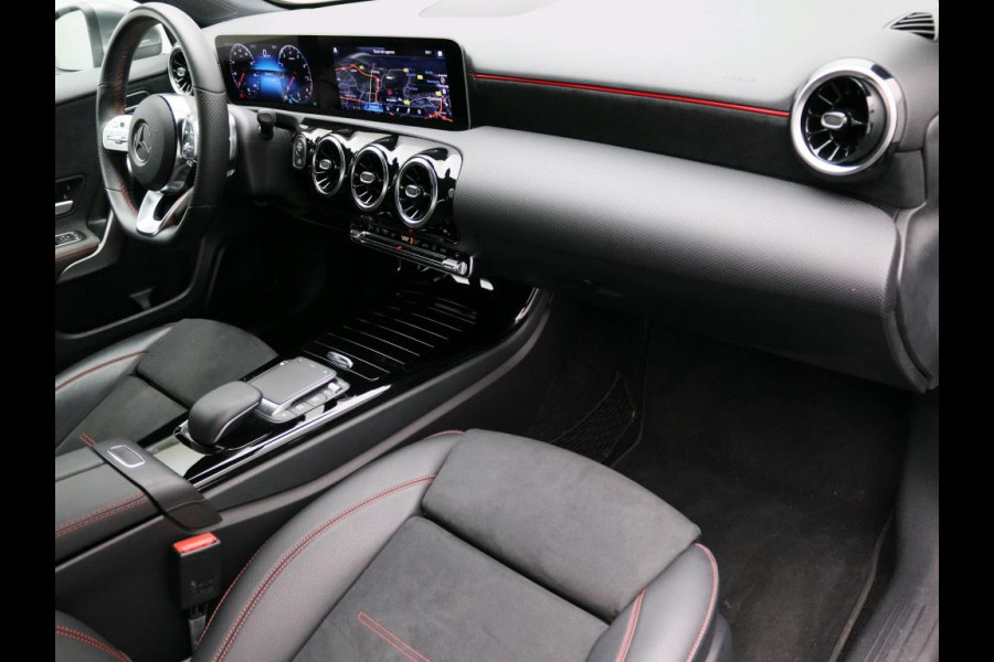 Mercedes-Benz A-Klasse 180 Business Solution AMG AMG Line | Achteruitrijcamera | Apple CarPlay | Spiegelpakket | Dodehoekassistent. Inclusief 48 maanden Mercedes-Benz Certified garantie voor Europa.