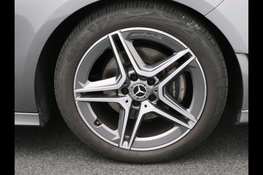 Mercedes-Benz A-Klasse 180 Business Solution AMG AMG Line | Achteruitrijcamera | Apple CarPlay | Spiegelpakket | Dodehoekassistent. Inclusief 48 maanden Mercedes-Benz Certified garantie voor Europa.