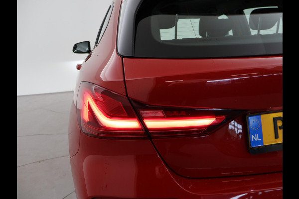BMW 1-serie 116D LESAUTO DUBBELE BEDIENING HANDGESCHAKELD + CAMERA | SPORTSTOELEN | LED