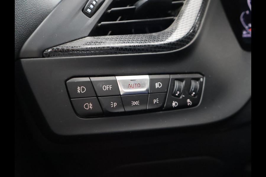 BMW 1-serie 116D LESAUTO DUBBELE BEDIENING HANDGESCHAKELD + CAMERA | SPORTSTOELEN | LED