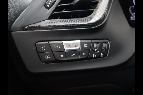 BMW 1-serie 116D LESAUTO DUBBELE BEDIENING HANDGESCHAKELD + CAMERA | SPORTSTOELEN | LED