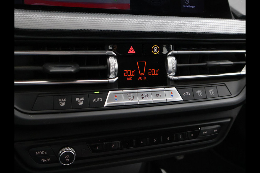 BMW 1-serie 116D LESAUTO DUBBELE BEDIENING HANDGESCHAKELD + CAMERA | SPORTSTOELEN | LED