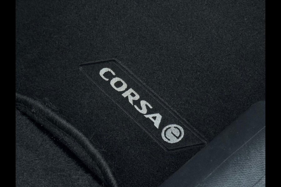 Opel CORSA-E GS Line 50 kWh two tone,achteruitrijcamera,parelmoer,17 inch, 1/2 lederen sportinterieur, climaat controle, navigatie