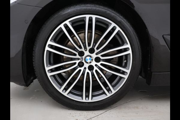 BMW 5 Serie Touring 520i 184 PK M-SPORT H.E. AUT. *ALMANDINBRAUN* + PANORAMA | NAPPA LEDER | HEAD-UP | 19 INCH