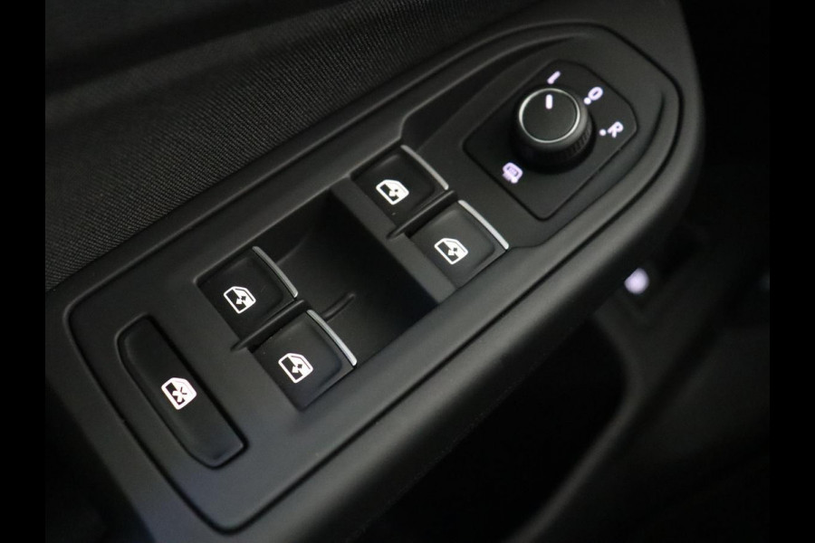 Volkswagen Golf 1.4 eHybrid Style | Stoelverwarming | Massage | Carplay | Sfeerverlichting | Navigatie | Memory | Adaptive cruise | Full LED | Parkeerhulp | Getint glas | PHEV | Plug In